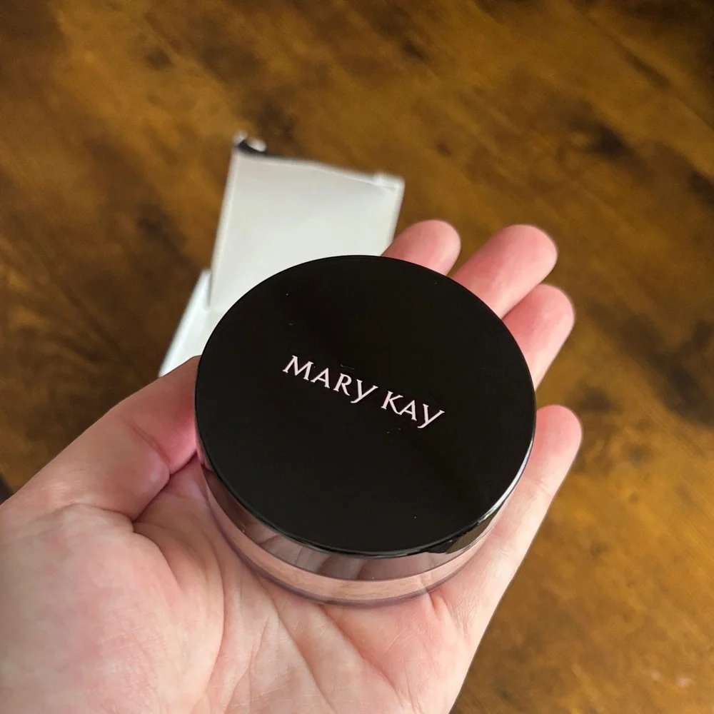 NEW Mary Kay Silky Setting Matte Powder in Light Ivory